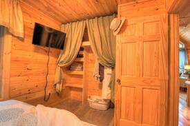 Stecoah Cabin | Cozy Creekside Cabin