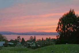 Hamurana Bed & Breakfast | Hamurana Lake Views in Rotorua: bed and breakfast.