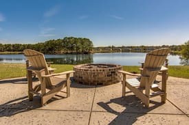 Johns Island House | 2BR Johns Island home near lake