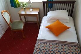 Worcester Park House | Clean & spacious room in South West London
