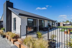 Twizel House | Twilight on Tekapo Drive with spa