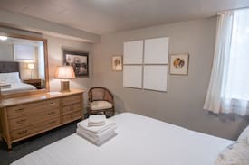 Old Town West House | Walk to Old Town : The White Hog Inn, Lower Suite