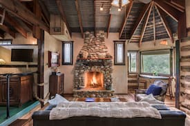 Fredericksburg Cabin | Swiss Log Cabin ZUG at Barons CreekSide Resort