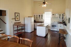 Kingsland Hotel | Cottage at The Antlers Inn "Train Depot"