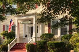 Off Broadway Bed & Breakfast | Low midwk price B&B rooms Beech Tree Inn & Cottage