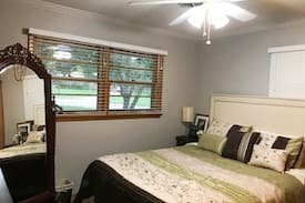Manhattan House | Wildcat Gameday AirBnB (Two Blocks from Stadium)