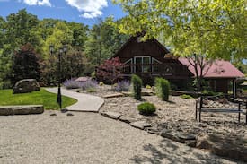 Sharpsburg Cabin | Sandstone Retreat LLC - hot tub-game room-and pond