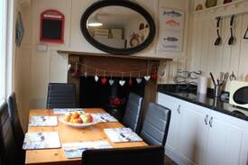 Parkmill Cabin | Rosedale, Quirky Cottage Cottage near 3 Cliffs Bay