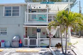 Madeira Beach Apartment | ♥Pelican Dream♥2 Bedrms, Sun deck, beach access