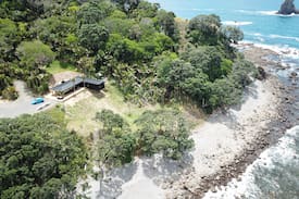 Tuateawa House | NIKAU BEACH HOUSE - Absolute Waterfront