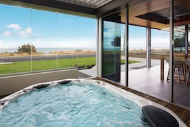 West Busselton House | SUNSET COVE - Beachfront with WIFI