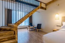 Emeishan Hotel | 峨眉山欢喜无厌·拈花溪温泉民宿-拈花温泉恬居 Loft (大床)