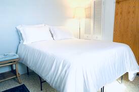 Burbank House | Clean and simple room near Midway Airport