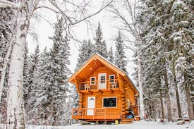 Fairbanks Cabin | Cozy Alaskan Log Cabin