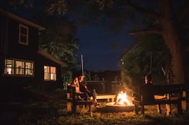 Putnam County House | H&H Farmhouse - forested farmhouse getaway!