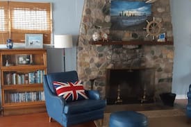 Kingsville Cabin | ⭐Charlie's Place - Spacious Lakefront Cottage ⭐
