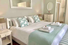 Eastcliff House | Acorn Cottage- Charming, private and central.