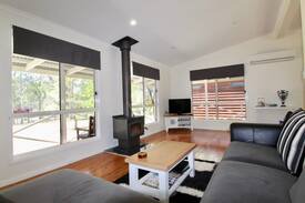 Falls Creek House | Yarranoo Cottage - With swimming pool and linen