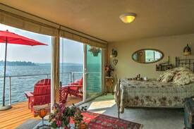 West Lake Stevens Cabin | Waterfront Beautiful Above Water Bungalow