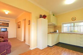 Wodonga Apartment | Kars Cosy Cottage: Private, Continental Breakfast.
