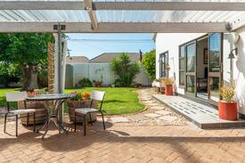 Thornton House | Burnett Lodge - warmly welcomes "a longer stay"