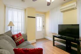 Capitol Hill Apartment | Capitol Hill /Eastern Market Heart of Barracks Row