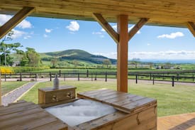 Ceres Cabin | 'Heartland' with open fire and hot tub & free wood