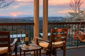 Waynesboro Bed & Breakfast | Wildflower Room - Iris Inn & Cabins