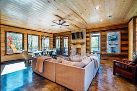 Hochatown Cabin | Welcome to “Scarlet Begonias” an escape that will put you among the grateful living!