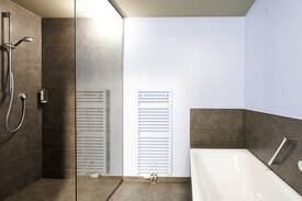 Reichenau Hotel | Hotel mein inselglück - Sylvia Deggelmann & Nadine Staiger GbR, (Reichenau), Inselsuite mit Galerie, Dusche/Badewanne/WC und Balkon, 48 m²