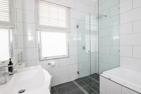 Orange Apartment | Bowen Terrace | Stylish, Walk to CBD, Sleeps 6