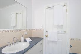 Pink Lake House | Sea-esta - Enjoy our starry nights and beach days