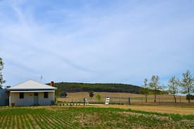 Holbrook Cabin | 'Woodlands Cottage' - Charming Stop off the Hume
