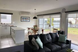 Waterhouse House | Worm Bay Cottage - 24 Robe Street