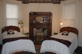 Henderson Bed & Breakfast | 3 Atkinson Park Twin-Upstairs-L&N Bed and Breakfast