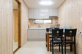 Gunsan House | 군산의 맛집들이 가까운 향긋한 편백나무 향기의 휴식공간입니다.[단독 욕실, 주방, 2룸]