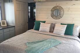 Cumming Boat Rental | Houseboat on the Lake