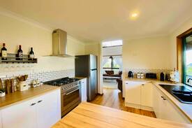 Eagle Heights Cabin | Daisy Cottage - Relax -Unwind -Enjoy -Mt Tamborine