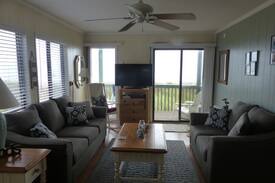 Ocean Isle Beach Apartment | Buckeye Beach Corner - Oceanfront Condo 2BR 1.5BA