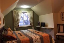 Beiseker House | Skyview Inn B&B - Kananaskis Room