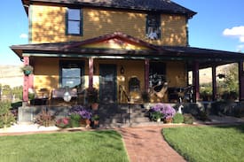 Palisade House | Fabulous Farmhouse-LARGE HOUSE-perfect for groups!