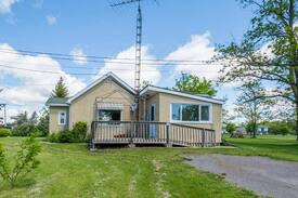 Tyendinaga Mohawk Territory House | Yellow Cottage on the Bay of Quinte
