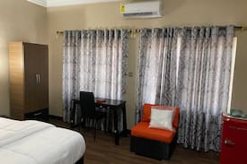 Sunyani Bed & Breakfast | Blue Mirage Hotel