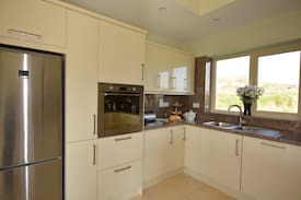 Ventry House | OYSTER COTTAGE - Spend time with the family!