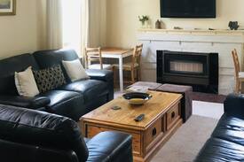 Maryborough House | Accommodation @ 44 - 2 Front Room