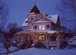 Sturgeon Bay Bed & Breakfast | Suite B: Victorian Suite (Washburn House) - White Lace Inn