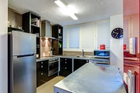 Taringa Apartment | The Lodge at Taringa ☆ Free WiFi ☆ Parking ☆ Pool