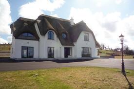 Stradone House | Cool Thatch House (W32374)