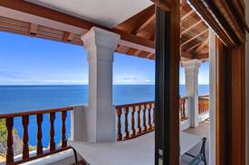 Avalon Apartment | Impecably Decorated Villa + Wrap Around Balcony + Breathtaking Views - Hamilton Cove Villa 18-75