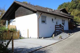 Zandt House | Ferienhaus Erna mit drei sep. Schlafräumen, grossem eingezäunten 250m² grosser Garten, neue Hausausstattung mit neuer Küche mit Spülmaschine, Waschmaschine, kostenfreiem w-lan und drei Parkplätzen